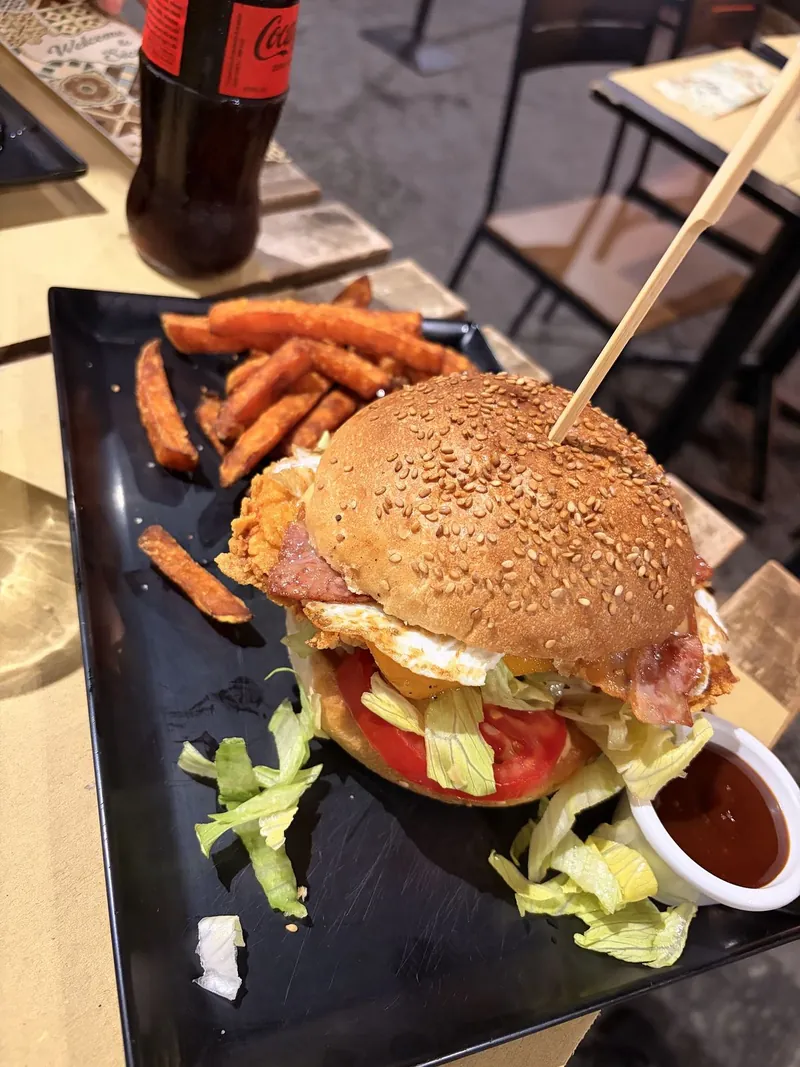 Hamburguesa de pollo crujiente con bacon, tomate y lechuga, con patatas dulces