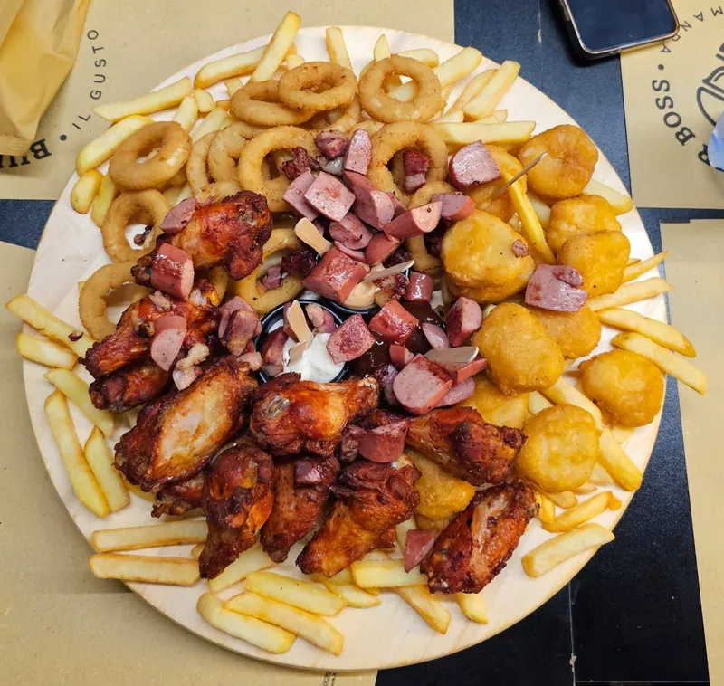Gran tabla de frituras Burger Boss: patatas, aros de cebolla, alitas, nuggets y salchicha
